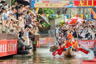 吉诺比利！里夫斯高速反击蛇形绕腰上篮 詹眉争先恐后神同步模仿